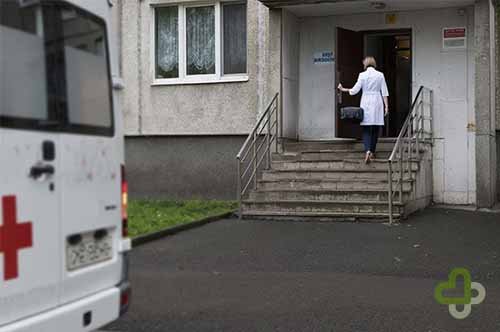 Врач идет в подъезд к пациенту